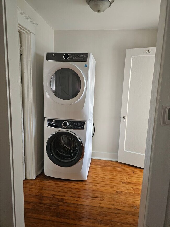 Building Photo - Uptown 1 Bedroom, 1 Bath, Swimming Pool, 1 block from St. Charles