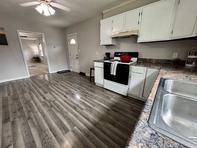 Building Photo - 3 Bed, 1 Bath Home for rent in Elk Run Heights