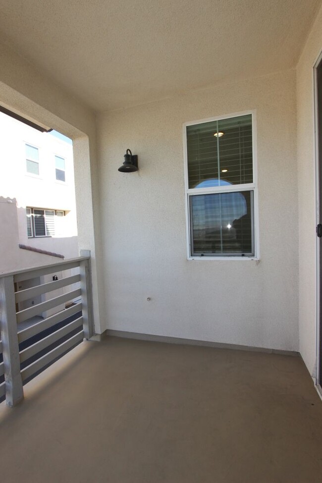 Building Photo - Large 3 bedroom 2.5 bathroom home availabl...