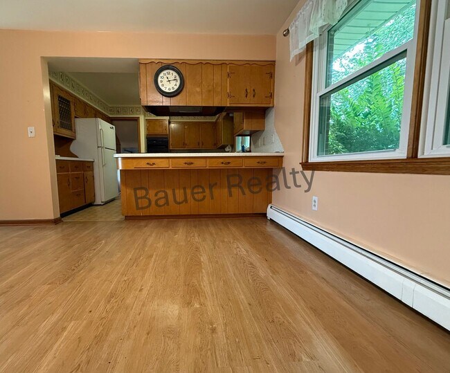 Building Photo - Four Bedroom, New London Schools