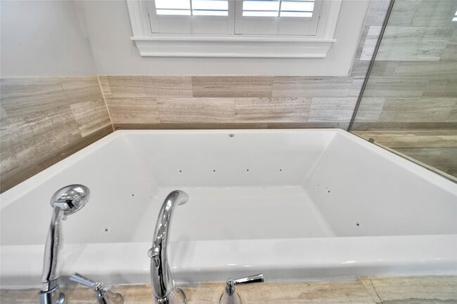 Building Photo - 3002 Mid Ln