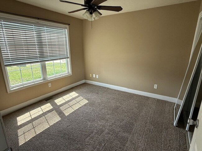 Building Photo - 417 DAHLIA