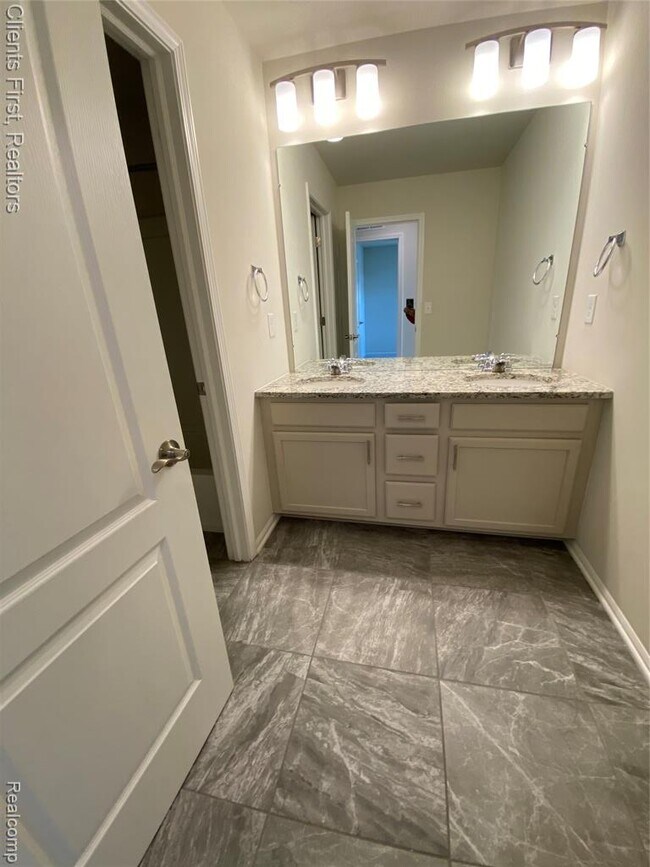 Building Photo - 22490 Woodbridge Ln