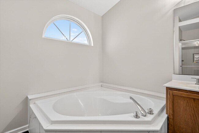 Building Photo - NEWLY RENOVATED HOME