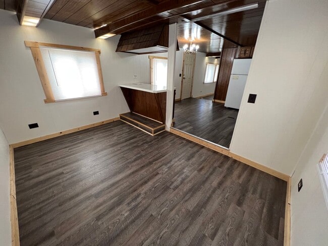 Building Photo - 2 Bedroom 1 Bath Updated Mobile Home in A ...
