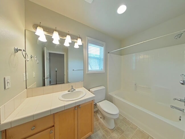 Building Photo - 4 Bedroom House ~ Willamette Landing ~ Cor...