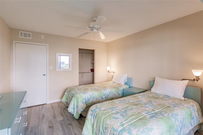 Building Photo - 1055 W Peppertree Dr