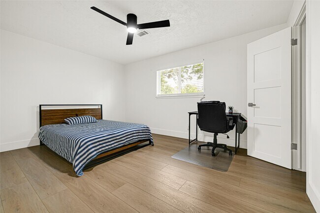 Building Photo - 723 Loire Ln