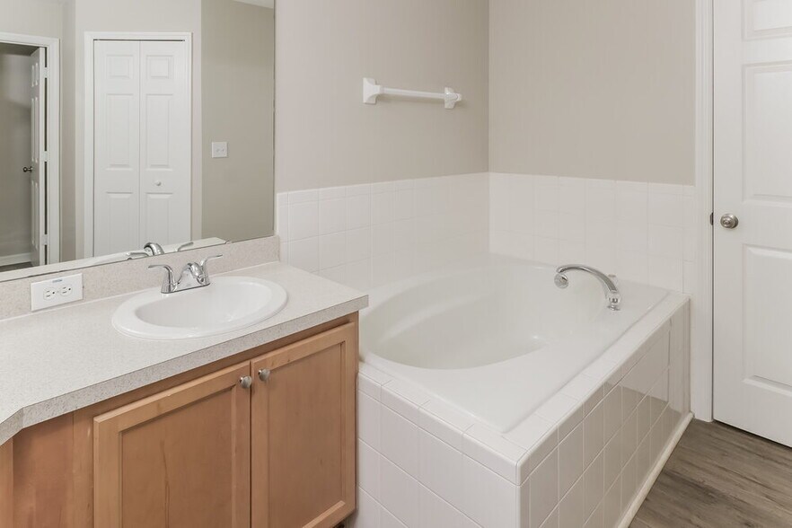 Building Photo - 2213 Merry Rd