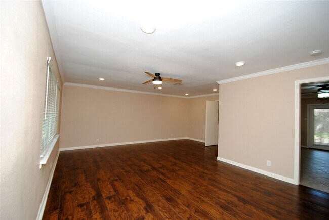 Building Photo - 10034 Cedardale Dr