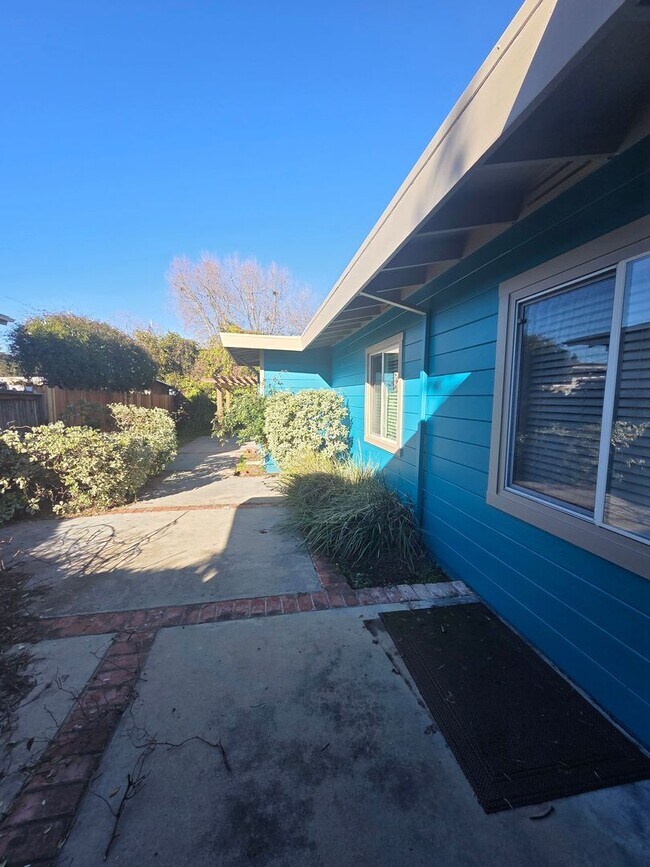 Building Photo - West Side Petaluma Gem- Beautiful 3 bedroom 2 bathroom
