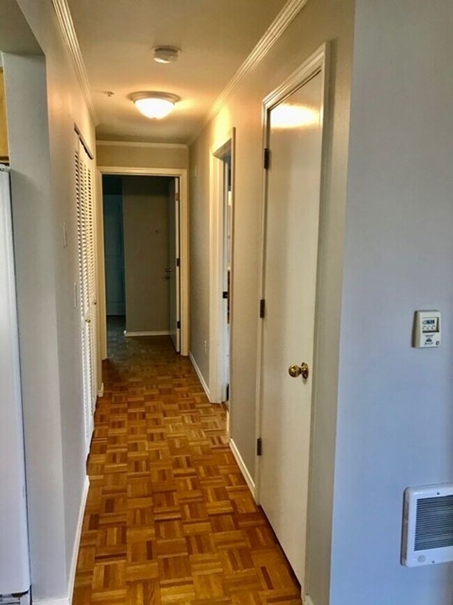 Building Photo - Two Bedroom/Two bath Capitol Hill Condo - ...