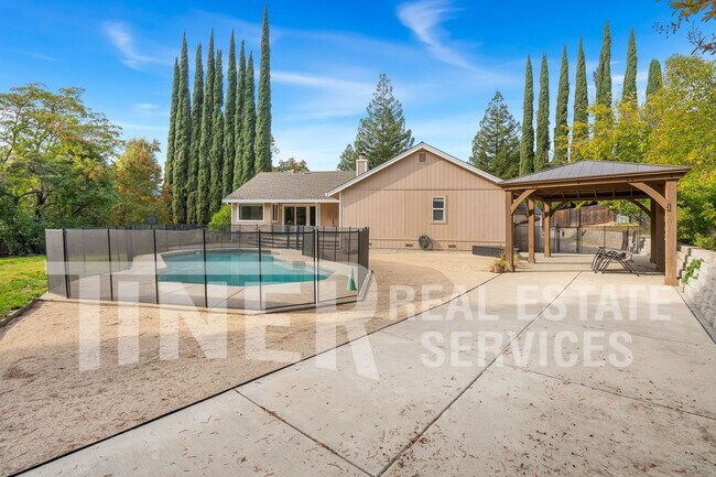 Building Photo - 3065 Cerro Cir