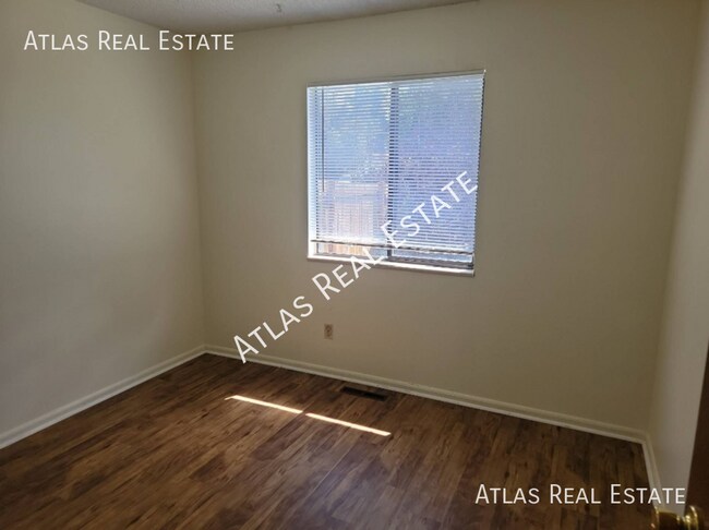 Building Photo - AVAILABLE in OCTOBER!! Cozy 2 Bed / 1 Bath...