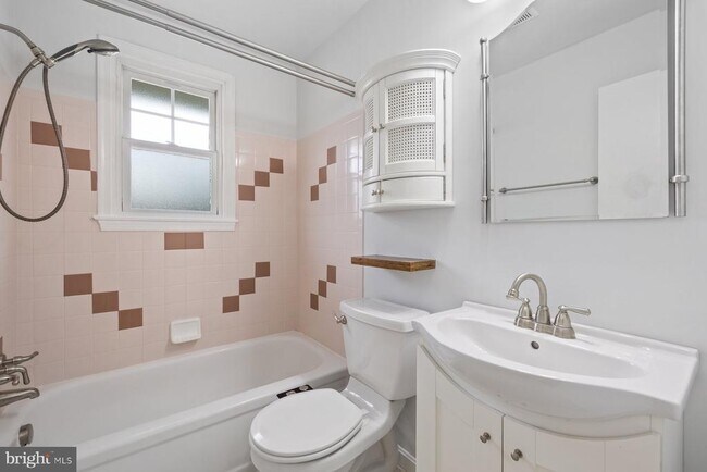 Building Photo - 1302 Squire Ln