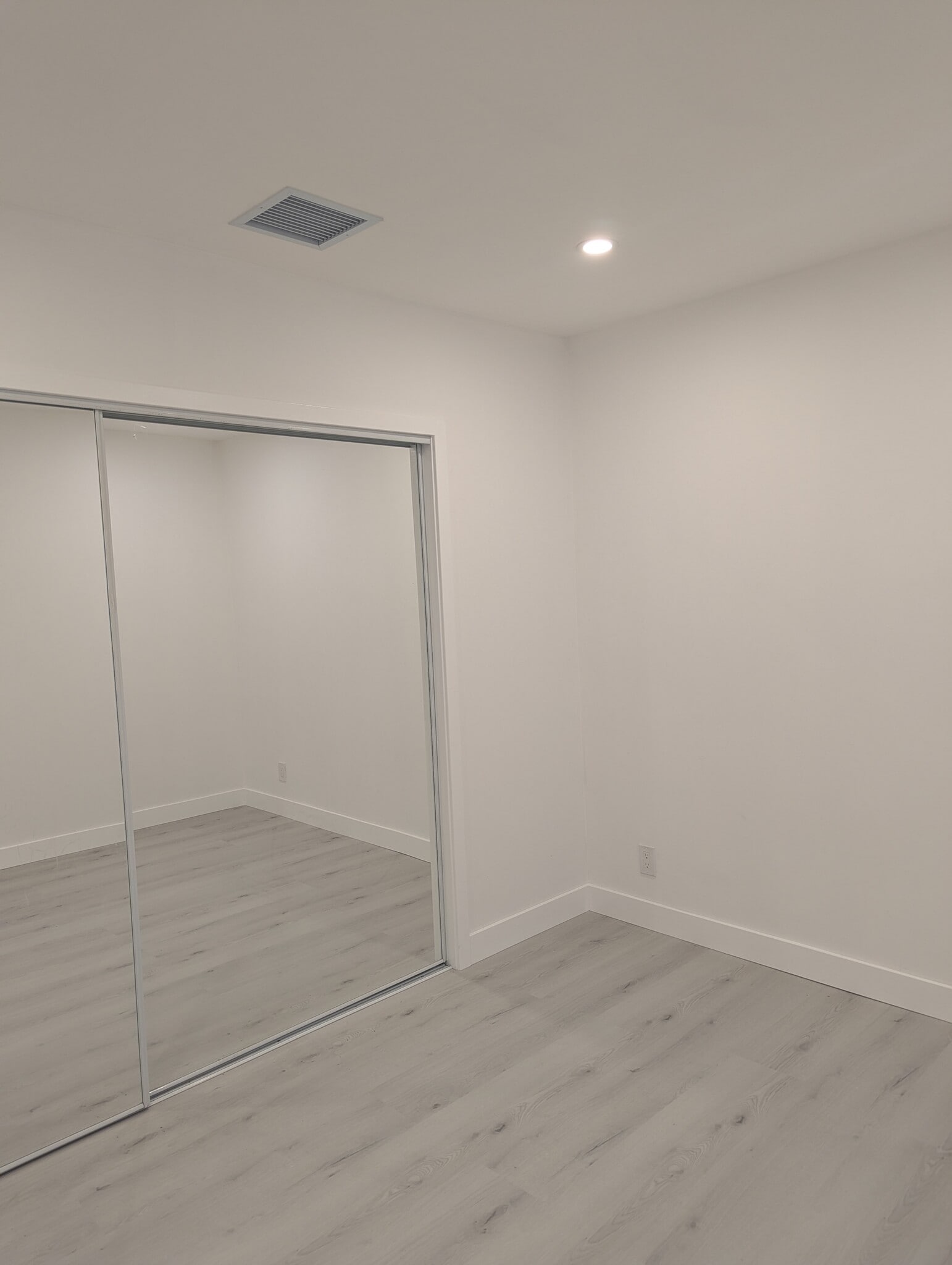 Building Photo - 1906 N Hollywood Way