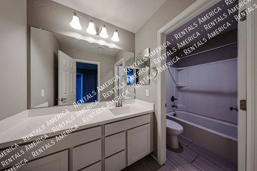 Building Photo - 257 N 56th Pl