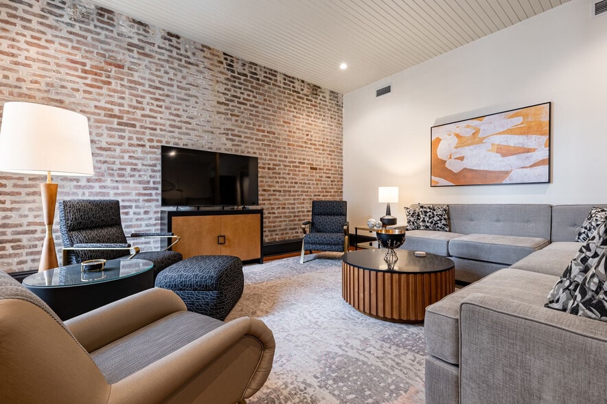 Building Photo - 1011 Canal St