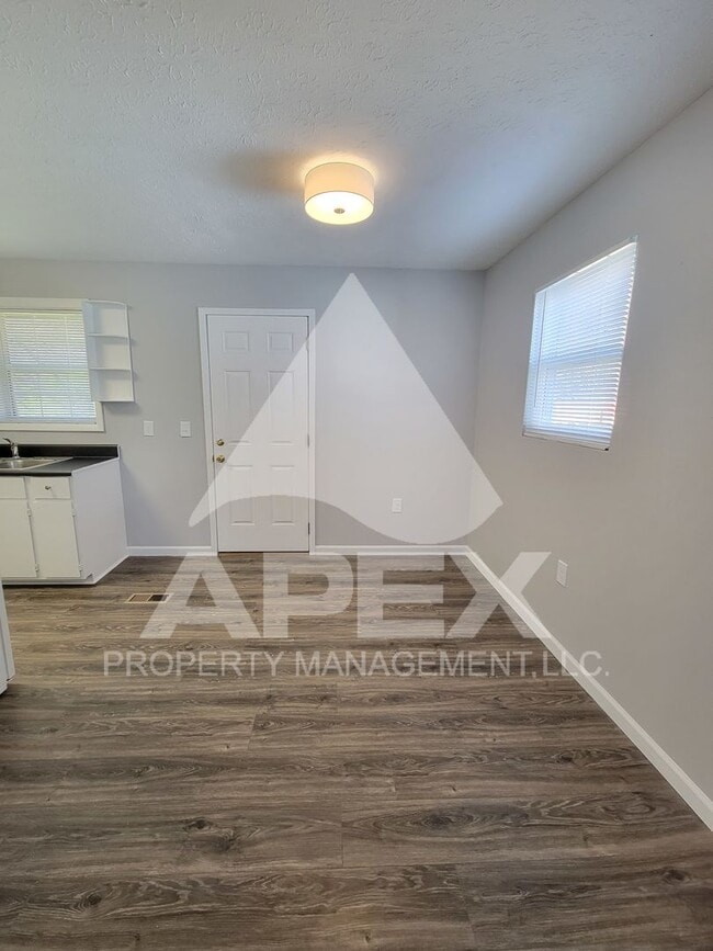 Building Photo - Renovated - 2 Bd 1 Ba Single Family home in North Knox close to downtown!