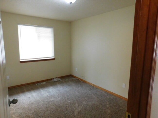 Building Photo - 2Bd/1.5Ba Single Story House - Available to View!