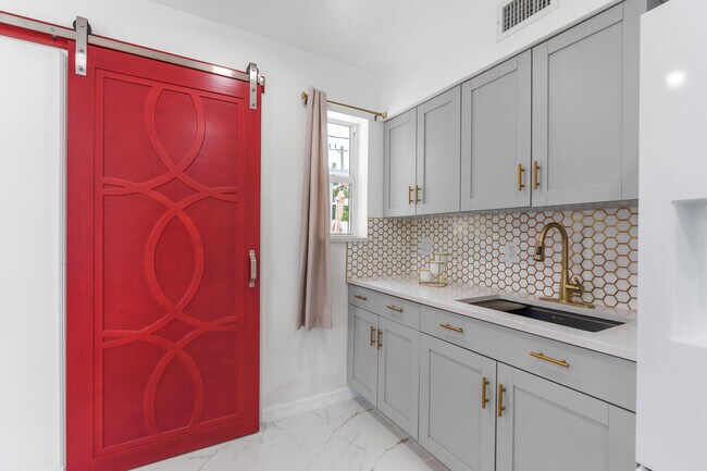 Building Photo - 201 NE 28th Ct