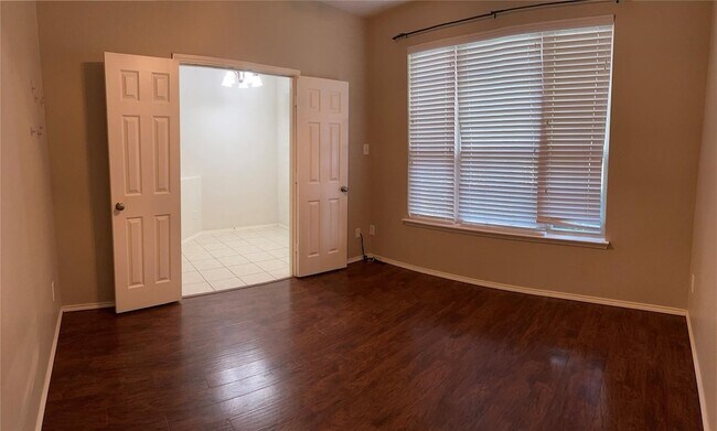 Building Photo - 5733 Pebble Ridge Dr