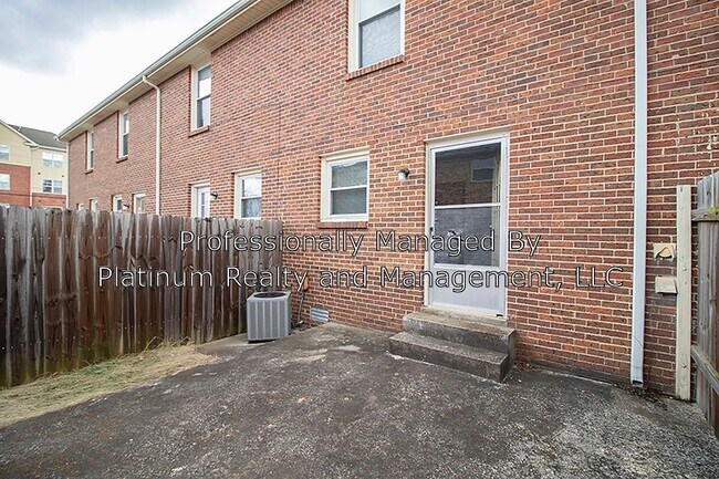 Building Photo - 617 Madison St