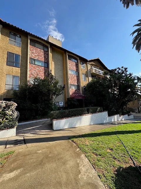 Building Photo - 1735 N Fuller Ave