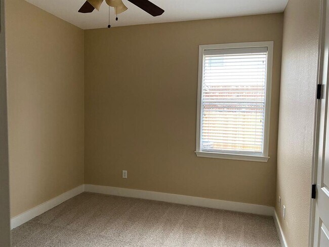 Building Photo - 302 Las Colinas Dr