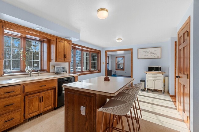 Building Photo - 5 BEDROOM 4.5 BATH PRIVATE BACKYARD