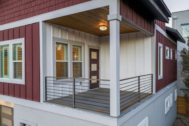 Building Photo - Contemporary Dual Level MidTown Bungalow with Balcony & Garage!