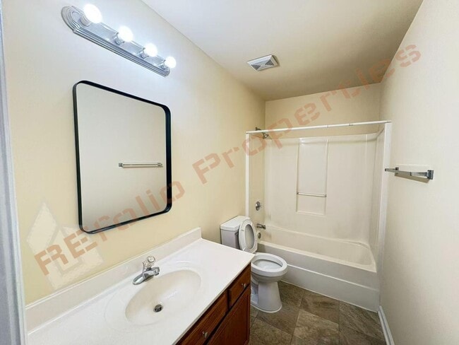 Building Photo - 703 Larchwood Dr