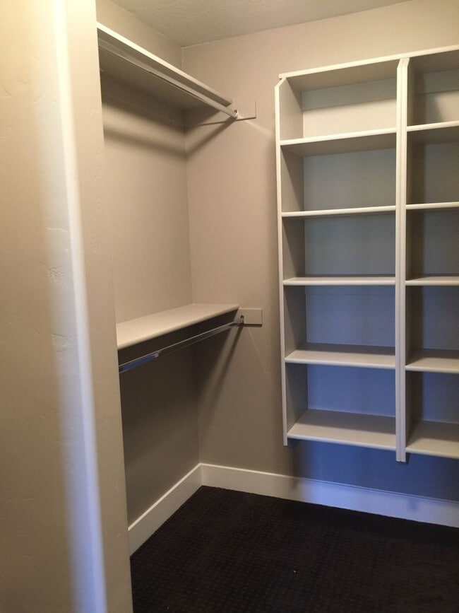 Building Photo - Duplex in Suburban Neighborhood