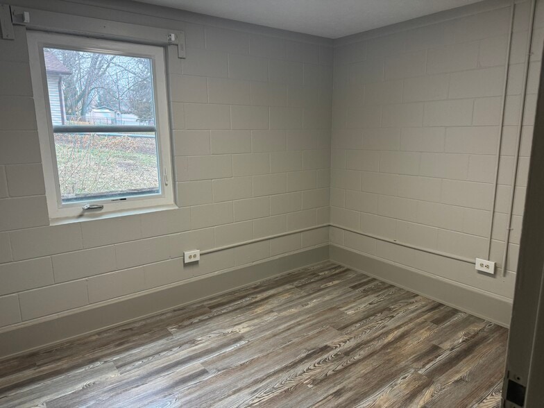Building Photo - 116 W Dawes Ave