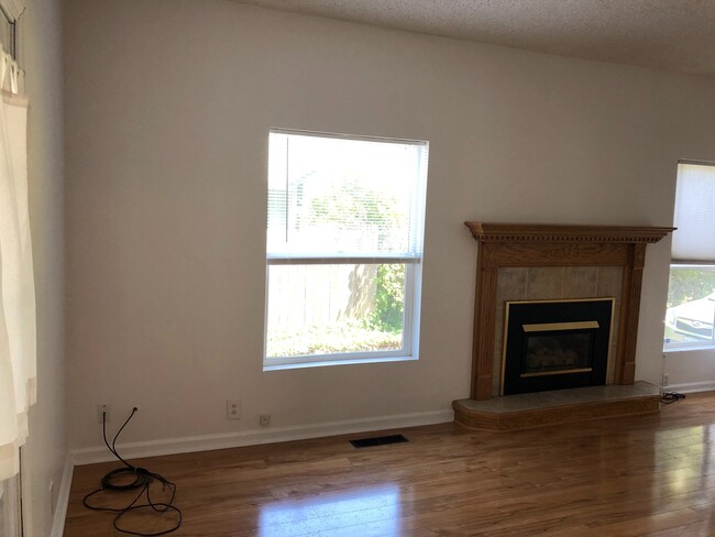 Building Photo - Spacious 4 bedroom 2 bathroom plus office ...