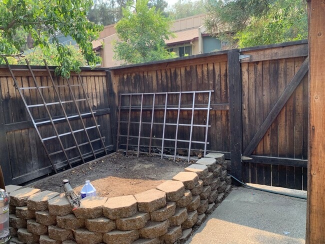 Building Photo - Adorable 3 Bed 1.5 Bath Covell Commons Condo ( fall Rental )