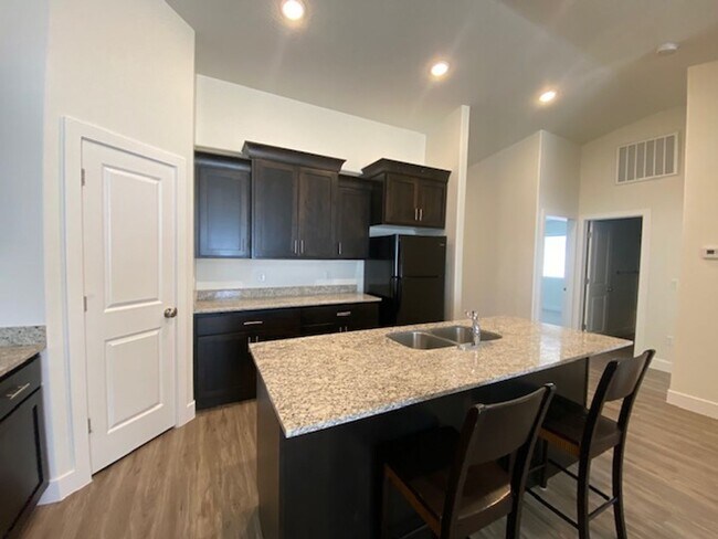 Building Photo - SPACIOUS HOME FOR RENT!