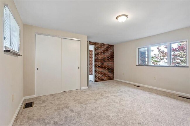 Building Photo - 8966 Knoll St