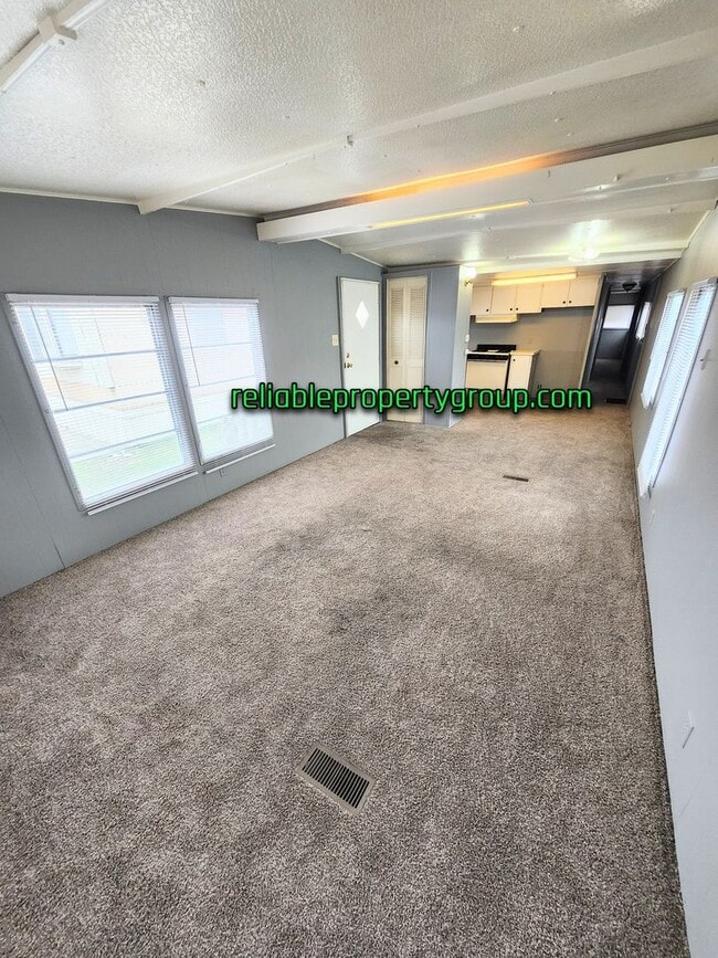 Building Photo - New Listing in Fort Wayne