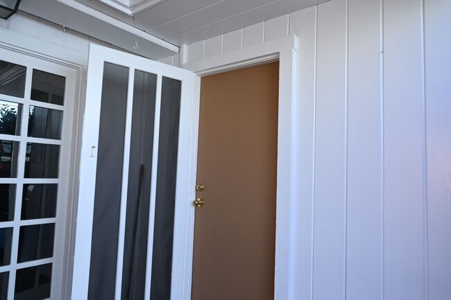 Building Photo - Very Cute 1 Bd/1Ba back half of duplex.