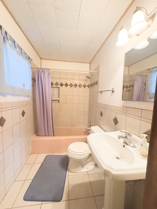 Building Photo - 705 Greenway Dr