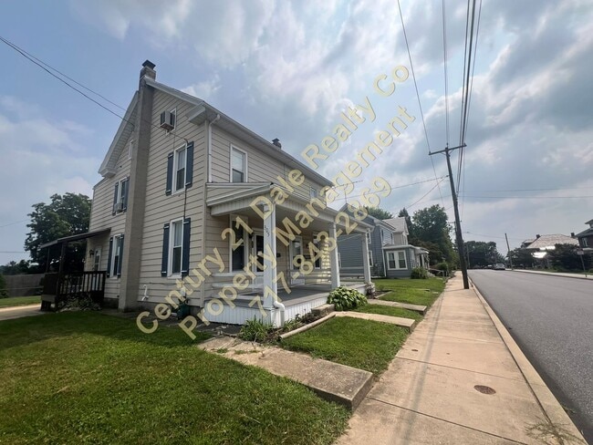 Primary Photo - 2 Bedroom 1 Bath apartment with off street...