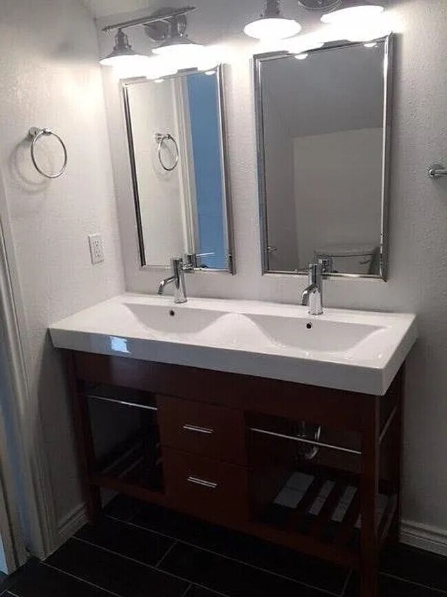 Building Photo - Fantastic 3 bedroom 2 bathroom house in Te...