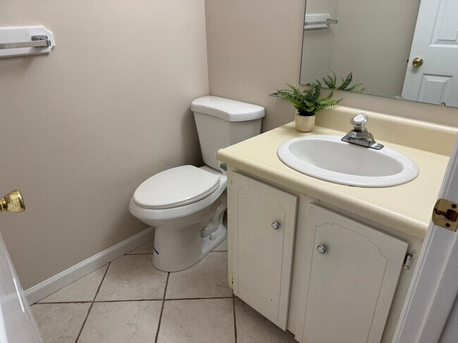 Building Photo - 2 bedroom Townhouse