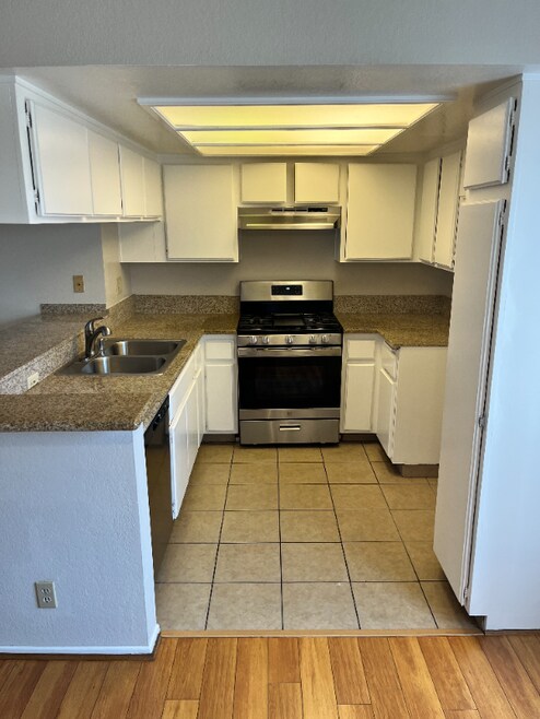 Building Photo - 636 E Verdugo Ave