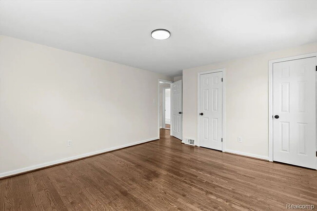 Building Photo - Modern 3-Bedroom Home with Generous Space ...