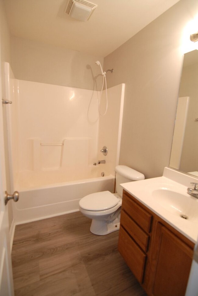 Building Photo - Immaculate maintained 3 bedroom 2 bathroom...