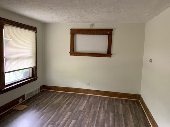 Building Photo - Comfortable 3-Bed on E 108th in Union-Mile...