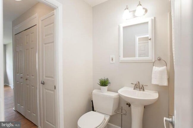 Building Photo - Recently Updated 4BR/2BA Twin with Central Air & Fenced Backyard