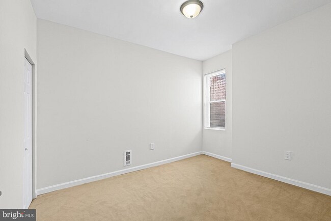 Building Photo - 4 Bedrooms 3 Bathrooms